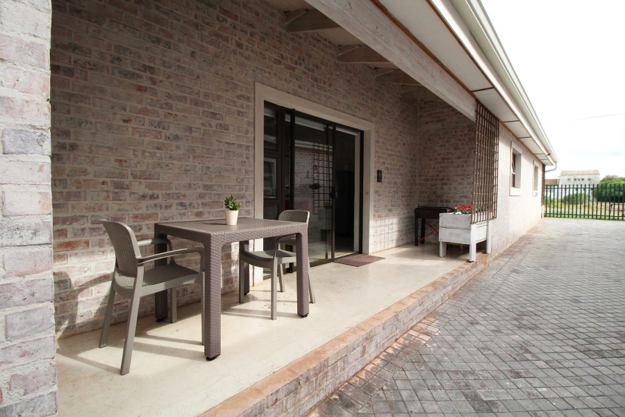 5 Bedroom Property for Sale in Middedorp Western Cape